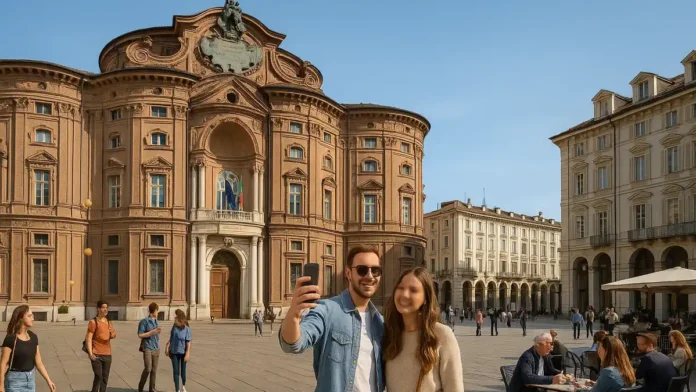 palazzo-carignano-turin-barokko Палаццо Кариньяно в Турине – барочный дворец с волнистым фасадом на площади Кариньяно Широкий вид на дворца Кариньяно в центре Турина барочный фасад из красного кирпича с волнистой линией стен, люди гуляют по площади Кариньяно в солнечный день