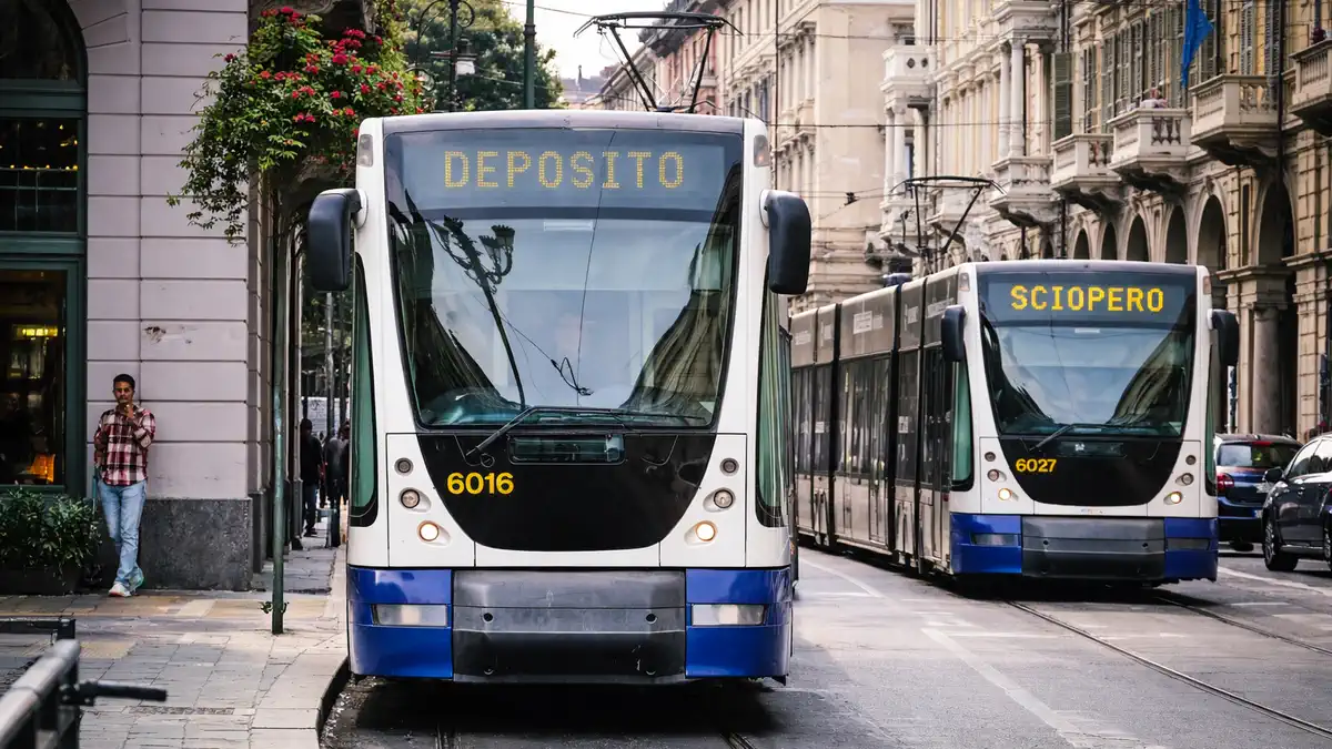 Поезда, метро, автобусы и самолёты: что смотреть в день забастовки
