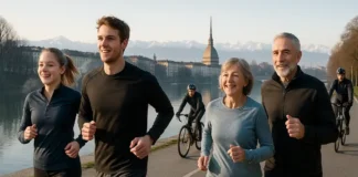 Спорт в Италии и Турине — футбол, горные лыжи, фитнес и жизнь активных людей Спорт в Италии и Турине люди бегут и едут на велосипедах на фоне города и гор Фотореалистичный вид на Турин с набережной реки По, на переднем плане бегуны и велосипедисты во спортивной одежде, на заднем плане силуэт города и заснеженные Альпы, мягкий утренний свет, чистое небо, ощущение активной и здоровой жизни в Италии.