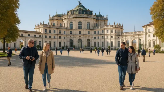 Охотничий замок Ступиниджи под Турином – вид на фасад и площадь перед дворцом