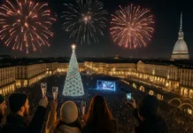 Новый год в Турине — где праздновать, традиции города и архив 2012–2026 Новый год в Турине - огни на площади и фейерверк над рекой По Описание: Ночная панорама Турина в новогоднюю ночь: главная площадь с елкой и сценой, огни домов, фейерверк над рекой По и люди, встречающие праздник