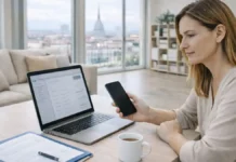 Как проверить стаж и взносы в INPS: SPID, CIE и выписка «estratto conto» пошагово Как проверить стаж и взносы в INPS Человек проверяет выписку по взносам INPS на ноутбуке, спокойная бытовая сцена