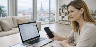 Как проверить стаж и взносы в INPS: SPID, CIE и выписка «estratto conto» пошагово Как проверить стаж и взносы в INPS Человек проверяет выписку по взносам INPS на ноутбуке, спокойная бытовая сцена