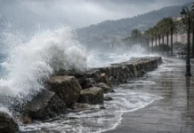 Непогода в Италии: красный сигнал опасности в Сицилии и Сардинии, штормовой ветер и море, Calabria в режиме «allarme rosso» Непогода в Италии: allerta rossa, штормовой ветер и опасное море Прибрежная набережная в Италии во время шторма, большие волны у волнореза, сильный ветер, на заднем плане городские огни