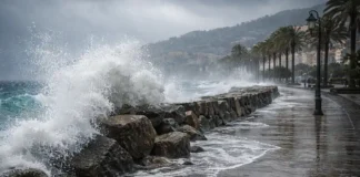 Непогода в Италии: красный сигнал опасности в Сицилии и Сардинии, штормовой ветер и море, Calabria в режиме «allarme rosso» Непогода в Италии: allerta rossa, штормовой ветер и опасное море Прибрежная набережная в Италии во время шторма, большие волны у волнореза, сильный ветер, на заднем плане городские огни