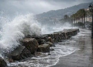 Непогода в Италии: красный сигнал опасности в Сицилии и Сардинии, штормовой ветер и море, Calabria в режиме «allarme rosso» Непогода в Италии: allerta rossa, штормовой ветер и опасное море Прибрежная набережная в Италии во время шторма, большие волны у волнореза, сильный ветер, на заднем плане городские огни