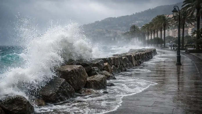 Непогода в Италии: allerta rossa, штормовой ветер и опасное море Прибрежная набережная в Италии во время шторма, большие волны у волнореза, сильный ветер, на заднем плане городские огни