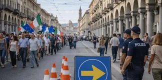 Протесты, манифестации и забастовки в Италии: гид и 5 последних громких акций Протесты и манифестации в Италии личная сцена в центре итальянского города во время мирной манифестации: люди с плакатами без читаемого текста, полиция на расстоянии, перекрытая улица и указатели объезда