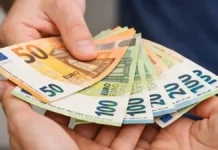 Зарплаты в Италии перестанут быть «секретом»: что меняет директива ЕС к 7 июня 2026 Прозрачность зарплат в Италии: новые правила ЕС к 7 июня 2026 Деловая сцена в Италии: сотрудник и HR обсуждают предложение работы с прозрачной вилкой оплаты, на фоне нейтрального офисного интерьера