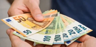 Зарплаты в Италии перестанут быть «секретом»: что меняет директива ЕС к 7 июня 2026 Прозрачность зарплат в Италии: новые правила ЕС к 7 июня 2026 Деловая сцена в Италии: сотрудник и HR обсуждают предложение работы с прозрачной вилкой оплаты, на фоне нейтрального офисного интерьера