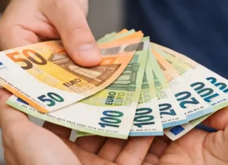 Зарплаты в Италии перестанут быть «секретом»: что меняет директива ЕС к 7 июня 2026 Прозрачность зарплат в Италии: новые правила ЕС к 7 июня 2026 Деловая сцена в Италии: сотрудник и HR обсуждают предложение работы с прозрачной вилкой оплаты, на фоне нейтрального офисного интерьера