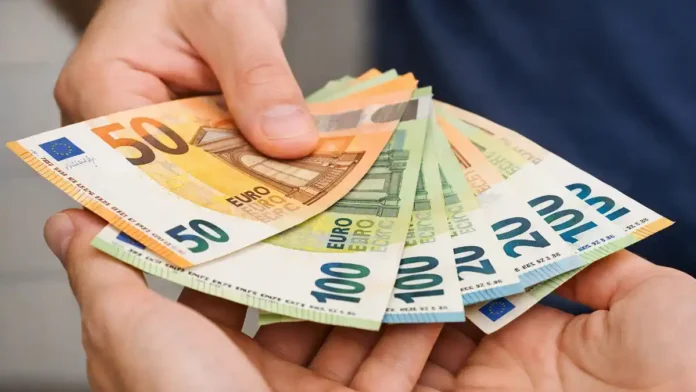 Прозрачность зарплат в Италии: новые правила ЕС к 7 июня 2026 Деловая сцена в Италии: сотрудник и HR обсуждают предложение работы с прозрачной вилкой оплаты, на фоне нейтрального офисного интерьера