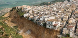 Оползень в Нискеми (Сицилия) расширяется: эвакуации, зона риска растёт, дома под угрозой Оползень в Нискеми, Сицилия: эвакуация жителей и зона риска после непогоды итальянские спасатели и жители у ограждений «красной зоны», служебные машины на фоне, пасмурный день, ощущение организованной эвакуации и контроля безопасности