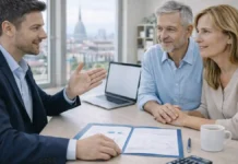 Виды пенсий в Италии простыми словами: по старости, досрочная, по инвалидности, по потере кормильца Виды пенсий в Италии простыми словами Сцена в светлом европейском офисе: консультант объясняет виды пенсий на листе бумаги, спокойная атмосфера