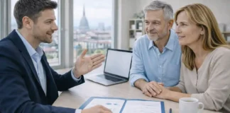 Виды пенсий в Италии простыми словами: по старости, досрочная, по инвалидности, по потере кормильца Виды пенсий в Италии простыми словами Сцена в светлом европейском офисе: консультант объясняет виды пенсий на листе бумаги, спокойная атмосфера