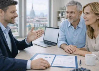 Виды пенсий в Италии простыми словами: по старости, досрочная, по инвалидности, по потере кормильца Виды пенсий в Италии простыми словами Сцена в светлом европейском офисе: консультант объясняет виды пенсий на листе бумаги, спокойная атмосфера