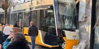 В Милане после крушения трамвая линии 9 проверяют версию с внезапным недомоганием водителя. Видео Последствия крушения трамвая линии 9 в Милане у Порта Венеция Новостное фото по теме крушения трамвая линии 9 в Милане и расследования версии с недомоганием водителя