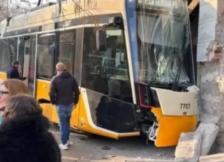 В Милане после крушения трамвая линии 9 проверяют версию с внезапным недомоганием водителя. Видео Последствия крушения трамвая линии 9 в Милане у Порта Венеция Новостное фото по теме крушения трамвая линии 9 в Милане и расследования версии с недомоганием водителя