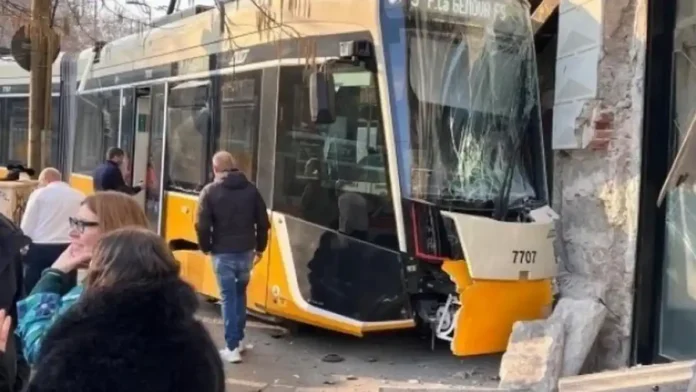 milano-tramvaj-liniya-9-krushenie Последствия крушения трамвая линии 9 в Милане у Порта Венеция Новостное фото по теме крушения трамвая линии 9 в Милане и расследования версии с недомоганием водителя