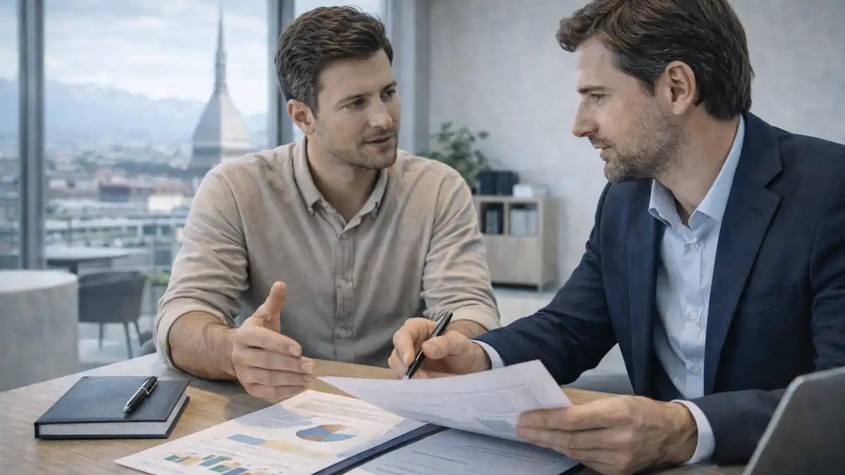 Найм персонала в Италии - владелец бизнеса обсуждает контракт и расходы работодателя в офисе в Турине
Современный офис в Турине. Владелец малого бизнеса и HR-специалист обсуждают найм сотрудника