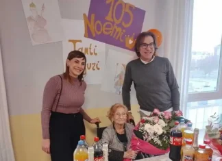 В Никелино отметили 105-летие Ноэми Лентини: “Моя цель — дойти до 110” Никелино рядом с Турином - 105 лет Ноэми Лентини сцена поздравления пожилой женщины