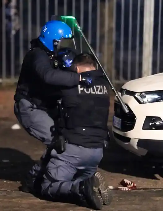 Нападение на полицейского: молоток и щит