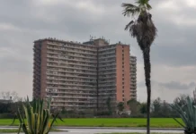 Hotel House в Порто-Реканати: как бывший дом у моря превратился в «вертикальное гетто» Италии Hotel House в Италии: почему жилой комплекс в Марке стал символом запущенности