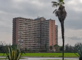 Hotel House в Порто-Реканати: как бывший дом у моря превратился в «вертикальное гетто» Италии Hotel House в Италии: почему жилой комплекс в Марке стал символом запущенности