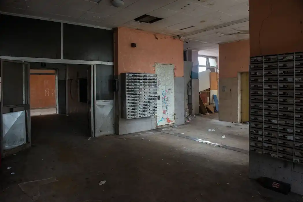 Что происходит в Hotel House в Порто-Реканати и почему власти не могут решить проблему